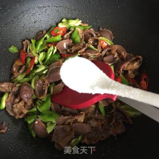 Stir-fried Green Pepper with Duck Gizzards recipe