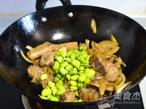 The Yam Ribs and Broad Bean Casserole with Whole Broad Beans Melted into The Soup recipe