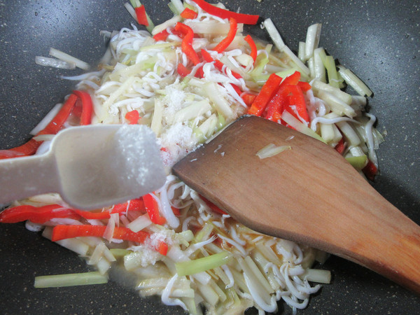 Stir-fried Leek Sprouts with Whitebait and Red Pepper recipe