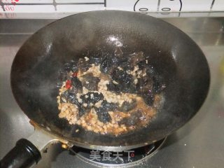 Stir-fried Fungus with Minced Meat and Chives recipe