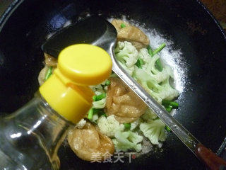 Stir-fried Cauliflower with Garlic Stalk Oil and Gluten recipe