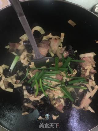 Stir-fried Pork Belly with Bean Skin and Fungus recipe