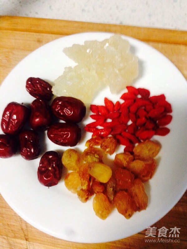 Three Red Longan Red Dates Wolfberry Porridge recipe