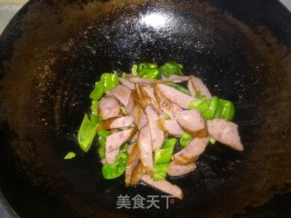 Stir-fried Red Sausage with Green Pepper recipe