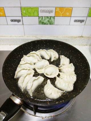 Fried Dumplings with Fresh and Tender Sea Oysters recipe