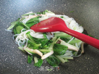 Stir-fried Rice Noodles with Xiuzhen Mushroom and Cabbage recipe