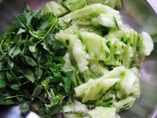 Summer is Not for Gold --- Nine-story Tower Cold Cucumber recipe