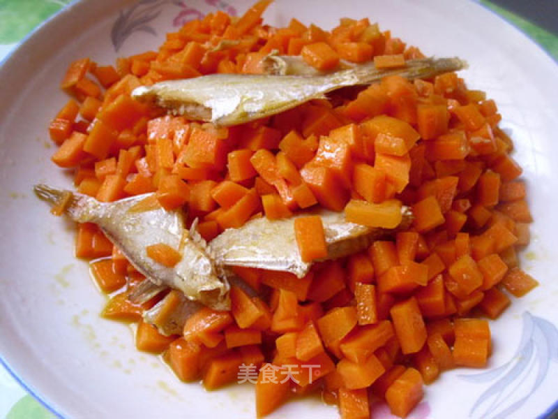 Stir-fried Dried-skinned Fish with Carrots recipe