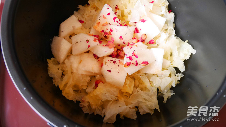 White Fungus and Sydney Baked Soup recipe