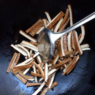 A Touch of Fresh Green in Spring: Stir-fried Dried Wormwood Seeds recipe