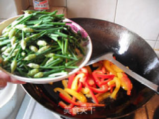 Seasonal Delicacies on The Table in Autumn-fried Squid with Pepper and Chives recipe