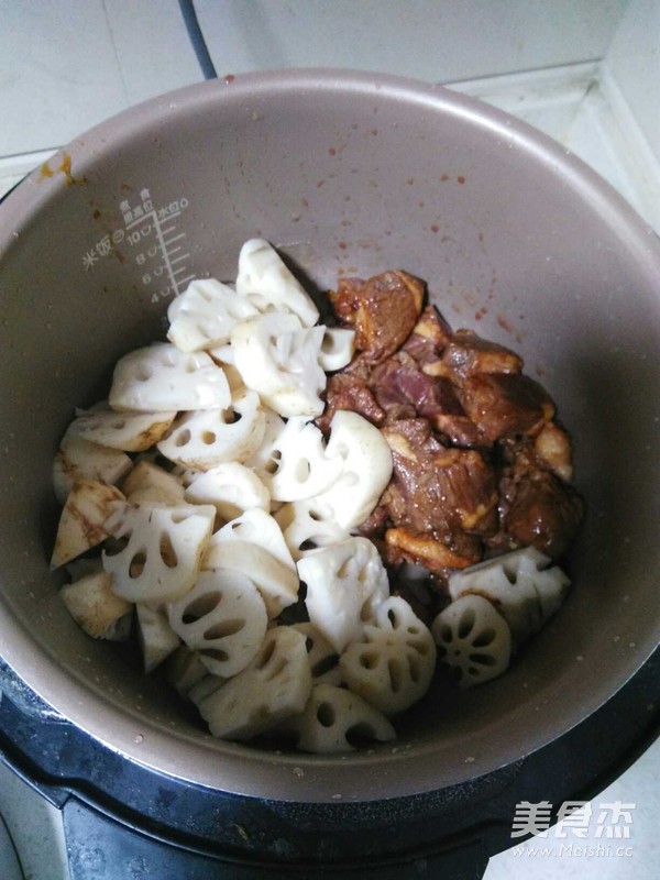 Yellow Braised Beef with Lotus Root recipe