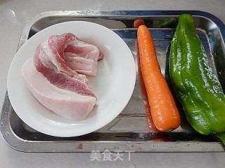 Stir-fried Pork Belly with Carrots and Green Peppers recipe