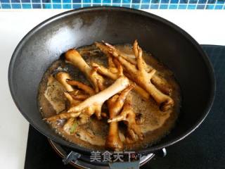 Grilled Chicken Feet with Mushroom Sauce recipe