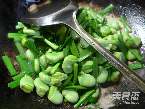 Stir-fried Broad Beans with Leek recipe