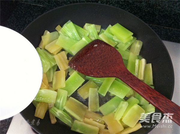 Stir-fried Beef with Wine and Lettuce recipe