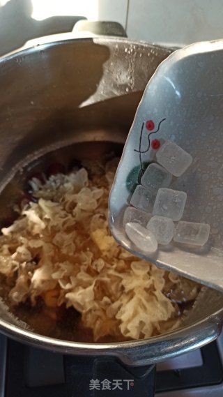White Fungus, Red Date and Lotus Seed Soup recipe