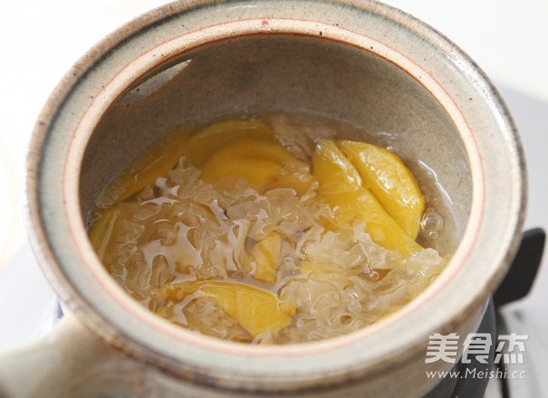 Rose Yellow Peach Snow Ear Soup recipe