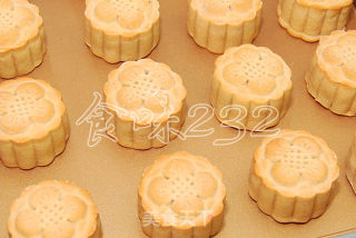 Cantonese Style Jujube Mud Pine Nut Mooncake recipe