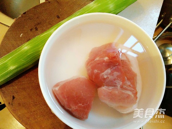 Stir-fried Pork with Lettuce recipe