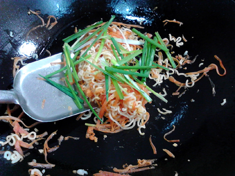 Stir-fried Instant Noodles with Whitebait, Seaweed and Carrot recipe