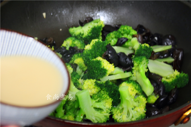 Fried Broccoli with Fungus recipe