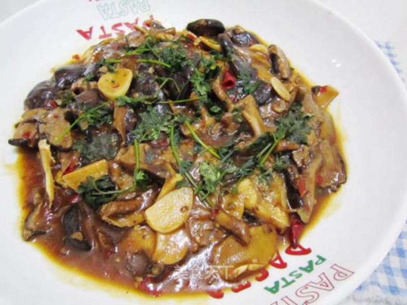 [rabbit Paper Private Kitchen] New Practice of Sea Bass-fish and Mushroom Sizzling Sea Bass recipe