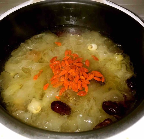 Red Dates, Lotus Seeds, Wolfberry, Longan and White Fungus Soup recipe