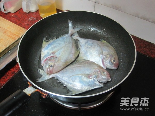 Fried and Braised Crucian Pomfret recipe