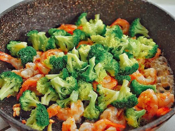 Nutritious Bento with Broccoli and Shrimp recipe