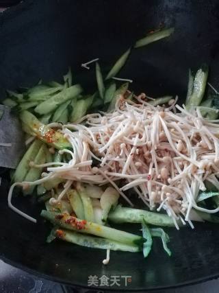 Fried Enoki Mushroom with Cucumber recipe