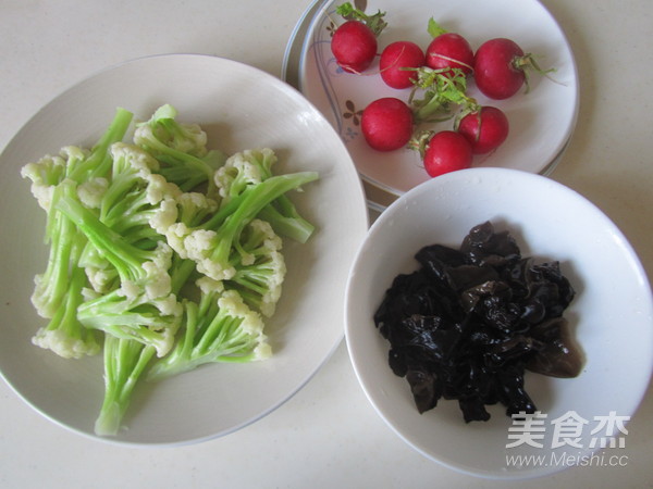 Cauliflower with Fungus, Cherry and Radish recipe