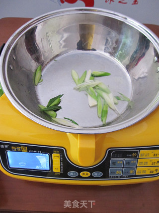 Home-style Quick Stir-fry-fried Sausage with Snow Peas recipe