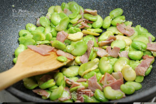 Fava Bean and Mushroom Stir-fried Bacon, A Delicacy Not to be Missed in The Broad Bean Season recipe