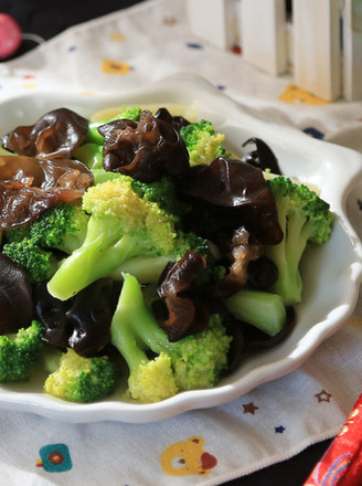Broccoli Mixed with Black Fungus recipe