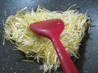 Stir-fried Enoki Mushroom with Leek Sprouts recipe