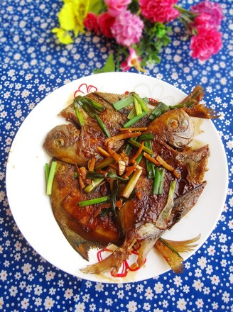 Fried and Braised Crucian Pomfret recipe