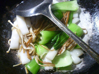 Stir-fried Rice Cake with Green Vegetable and Enoki Mushroom recipe