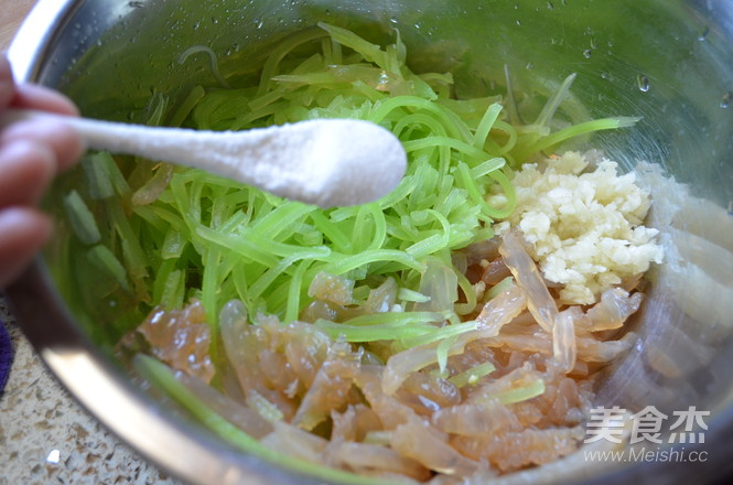 Crispy Jellyfish Mixed with Lettuce recipe