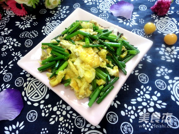 Scrambled Eggs with Chive Moss recipe