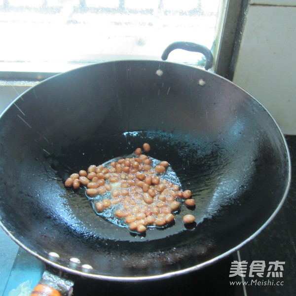 Stir-fried Cured Chicken with Peanuts and Rice recipe