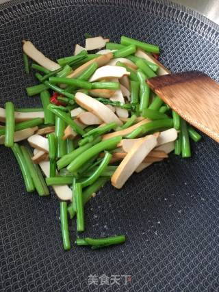 Stir-fried Wormwood Stalks Fragrant and Dried recipe