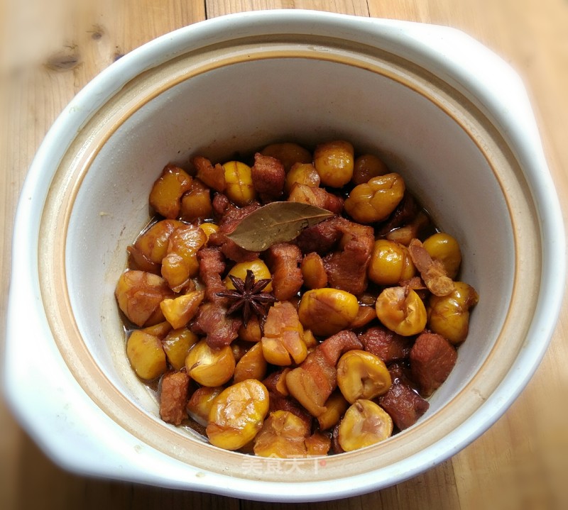 Braised Pork with Chestnut in Casserole recipe