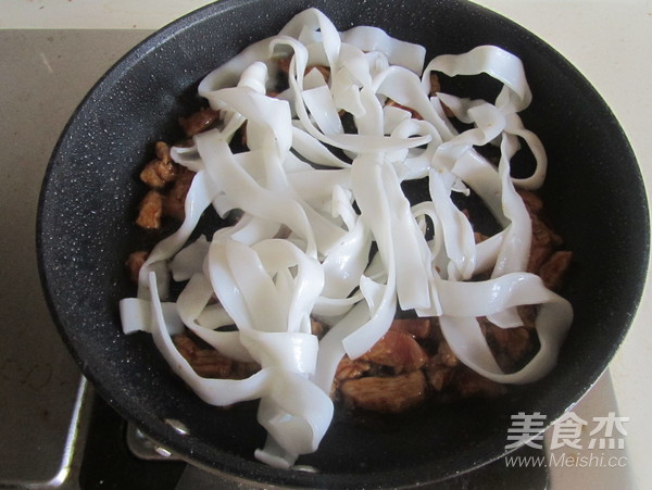 Stir-fried Rice Noodles with Chives and Pork recipe