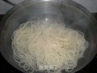 Green Pepper Shredded Pork Topped with Noodles recipe