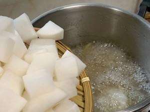 Take A Sip to Warm The Radish and Lamb Bone Soup in The Cold Winter recipe