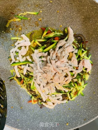 Zucchini, Fungus and Pickled Pork with Pepper recipe