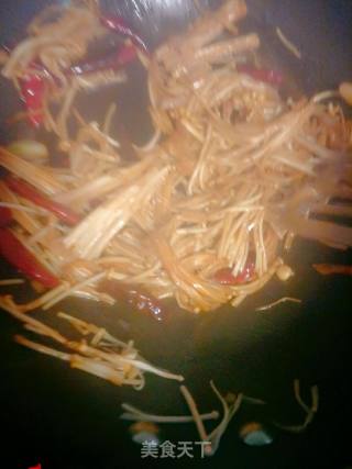 Stir-fried Celery with Enoki Mushrooms recipe