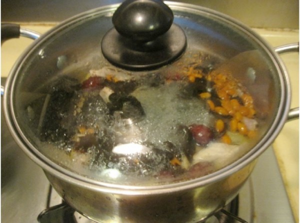 Wine-flavored Black Fungus Pot Chicken recipe