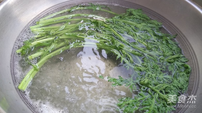 Fresh White Fungus Mixed with Chrysanthemum recipe